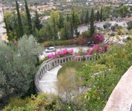 Aleea dintre Catedrala si Biserica mica Aleea dintre Catedrala si Biserica mica